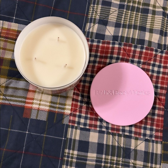 Bath & Body Works Twisted Peppermint Candle with Pink Lid - Picture 2 of 3